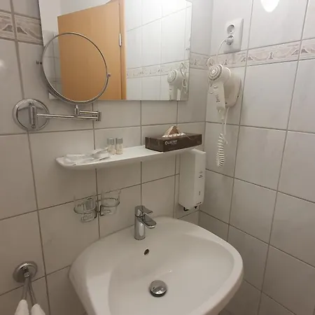 堡罗什酒店 3*