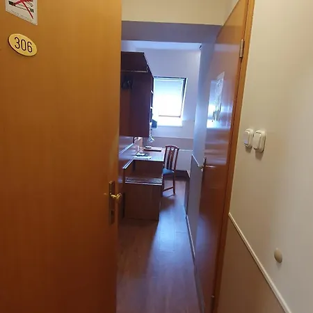 堡罗什酒店 杰尔